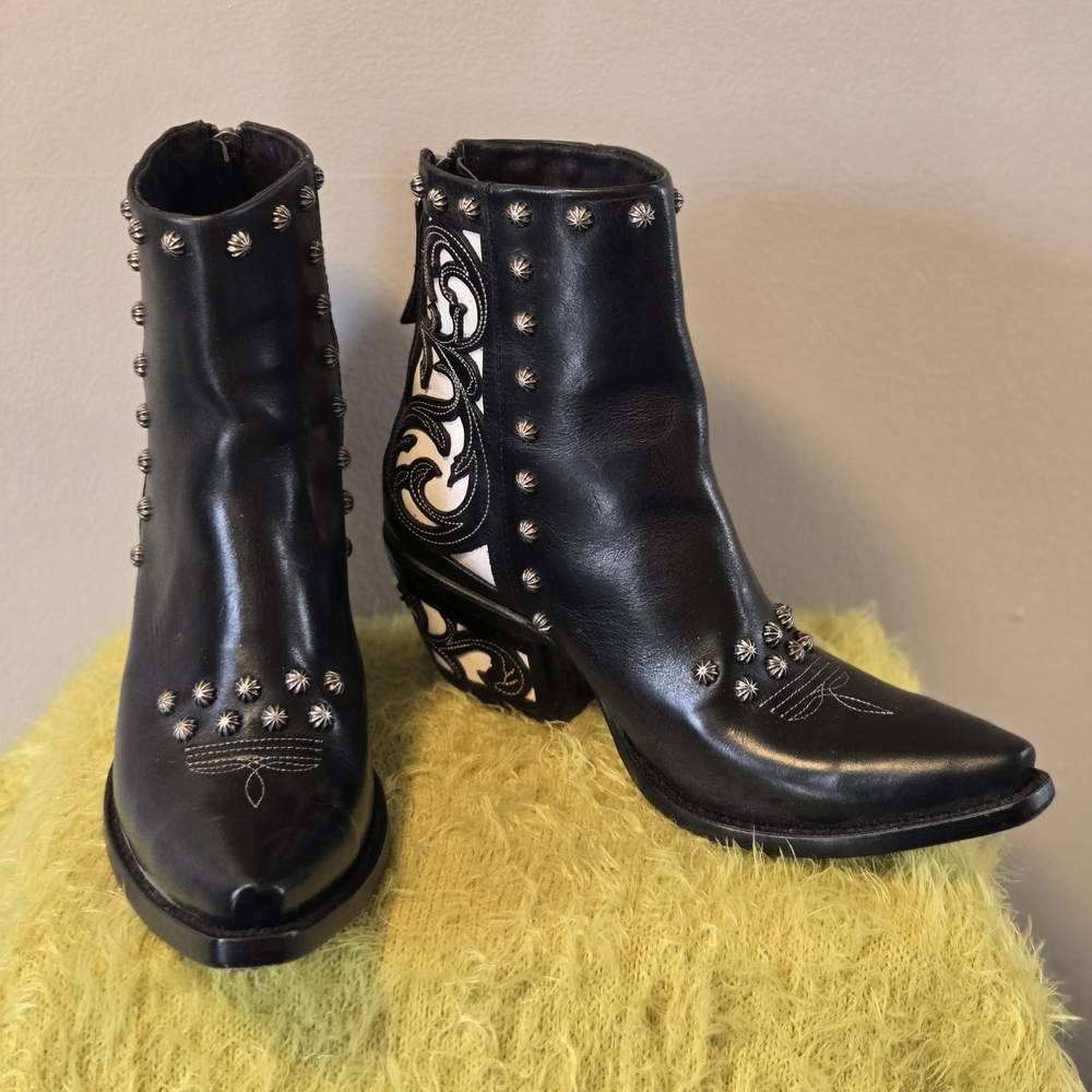 ARIAT Diva Black & White Leather Sexy Ladies Western Studs Ankle Boots Booties 8 - Picture 10 of 16